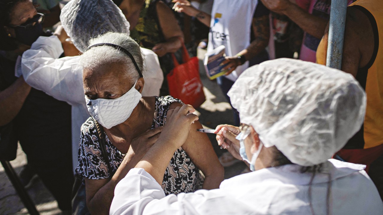 RITMO LENTO - Vacinação no Brasil: um processo mais ágil teria poupado milhares de vidas nos últimos quatro meses -