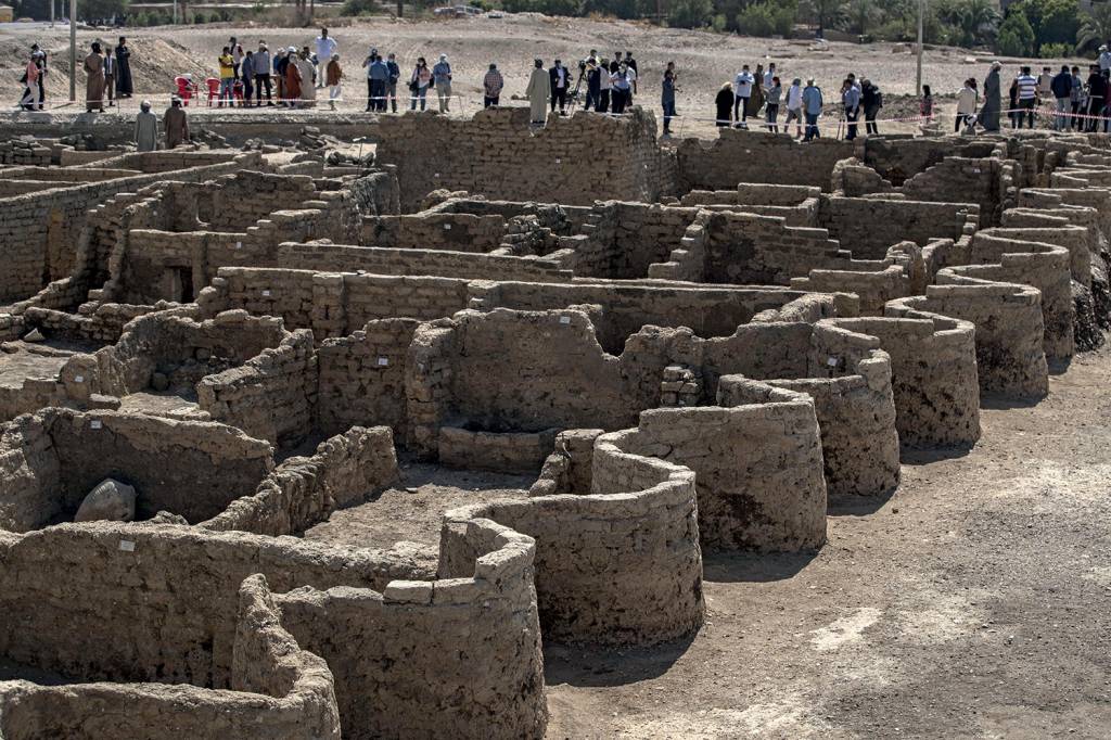 CIDADE PERDIDA - Relíquias inestimáveis: trazidas à luz depois de 3 300 anos -