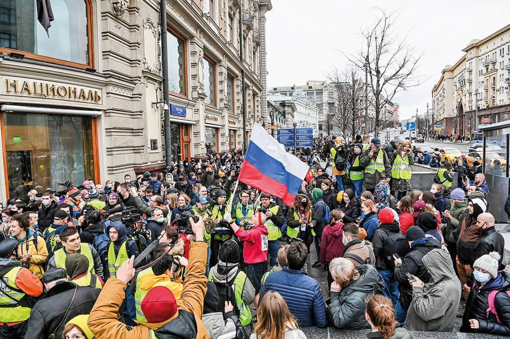 OPOSIÇÃO - Manifestação em Moscou: ruas lotadas, apesar da repressão -