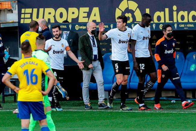 Os jogadores do Valência saem de campo, durante o jogo da Liga da Primeira Divisão, contra o Cádiz, no estádio Ramón de Carranza -