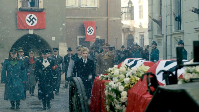 Cena da série 'The Crown' mostra príncipe Philip no cortejo fúnebre de sua irmã, na Alemanha -