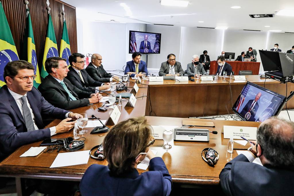 NO PALCO - Bolsonaro e equipe ouvem Biden na TV: mudança de tom -