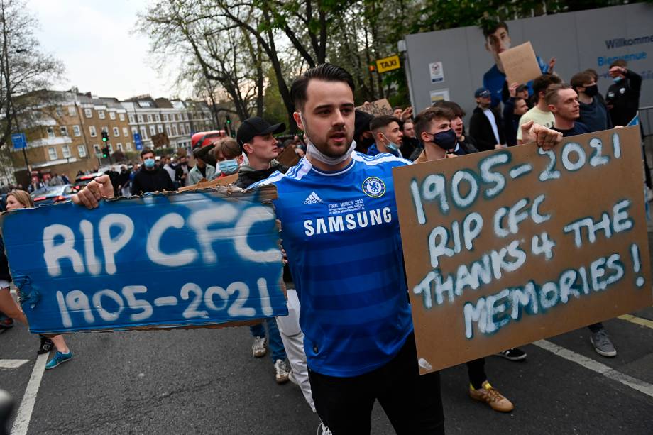 Torcedores do Chelsea protestam contra a Superliga Europeia do lado de fora de Stamford Bridge, em Londres -