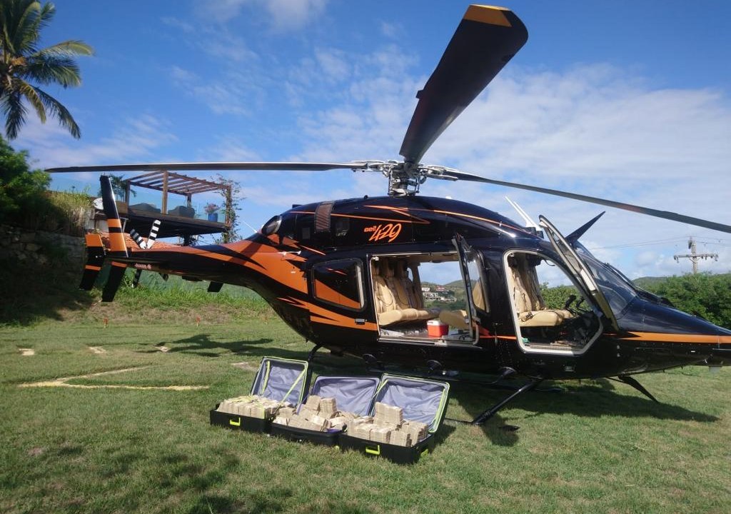Helicóptero e malas com 7 milhões de reais apreendidos pela PF em Búzios (RJ)