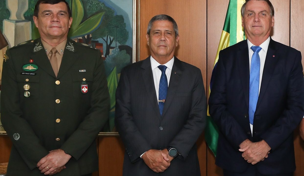 O chefe do Exército, Paulo Sergio Nogueira, o ministro da Defesa, Walter Braga Netto, e o presidente Jair Bolsonaro