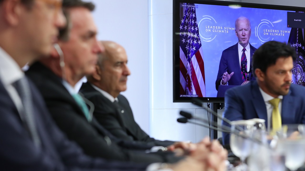 Presidente Jair Bolsonaro e o Ministro do Meio Ambiente, Ricardo Salles, durante o discurso de Joe Biden na Cúpula do Clima -