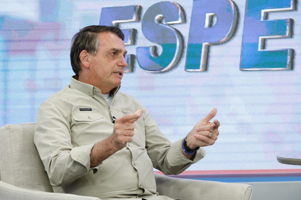 O presidente Jair Bolsonaro durante entrevista para a TV A Crítica