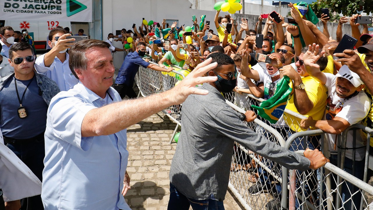 Jair Bolsonaro saúda apoiadores em Conceição do Jacuípe, na Bahia -