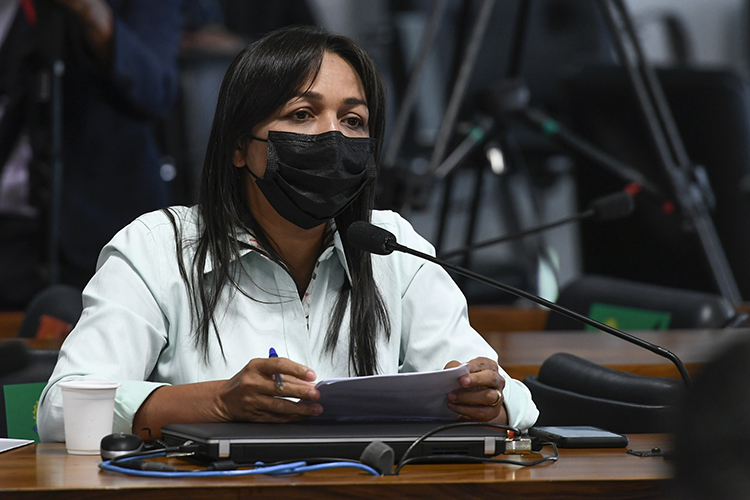 A senadora Eliziane Gama durante sessão da CPI da Covid, em Brasília -