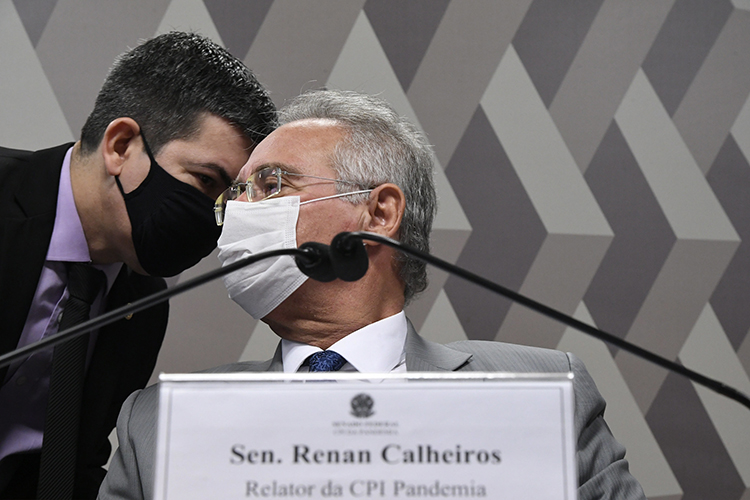 O senador Randolfe Rodrigues e Renan Calheiros durante sessão da CPI da Covid, em Brasília -