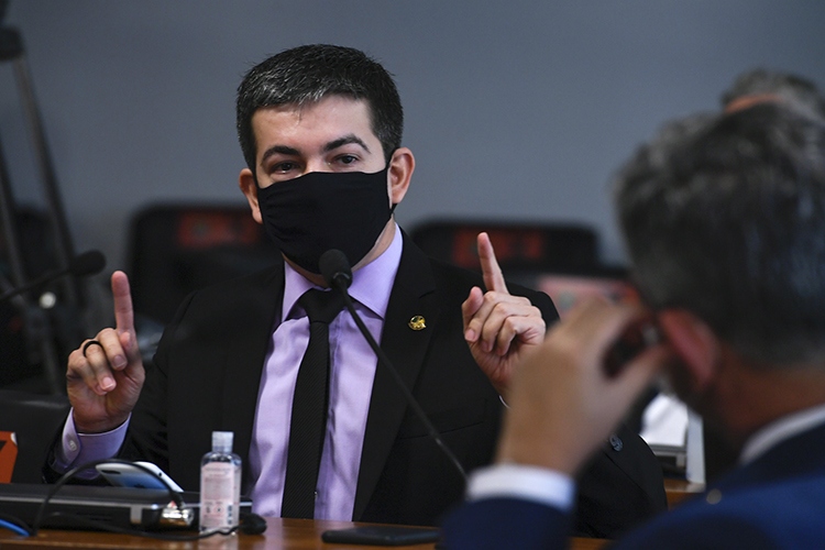 O senador Randolfe Rodrigues durante sessão da CPI da Covid, em Brasília -