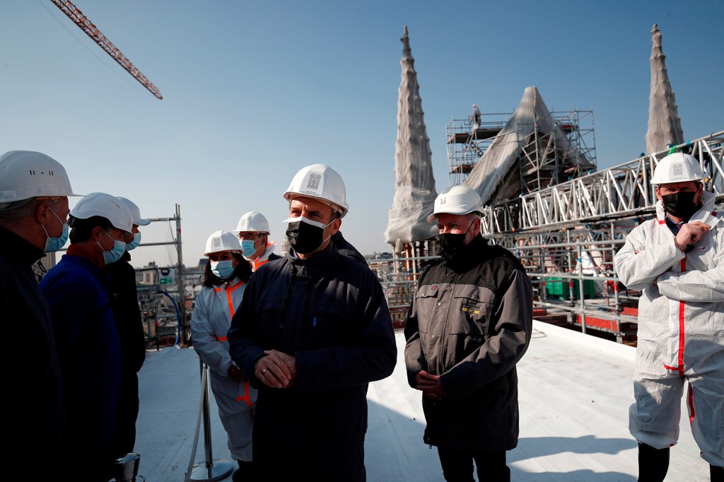 O presidente francês Emmanuel Macron e a prefeita de Paris, Anne Hidalgo, juntamente com jornalistas e especialistas, visitam o local de reconstrução da Catedral de Notre-Dame de Paris -