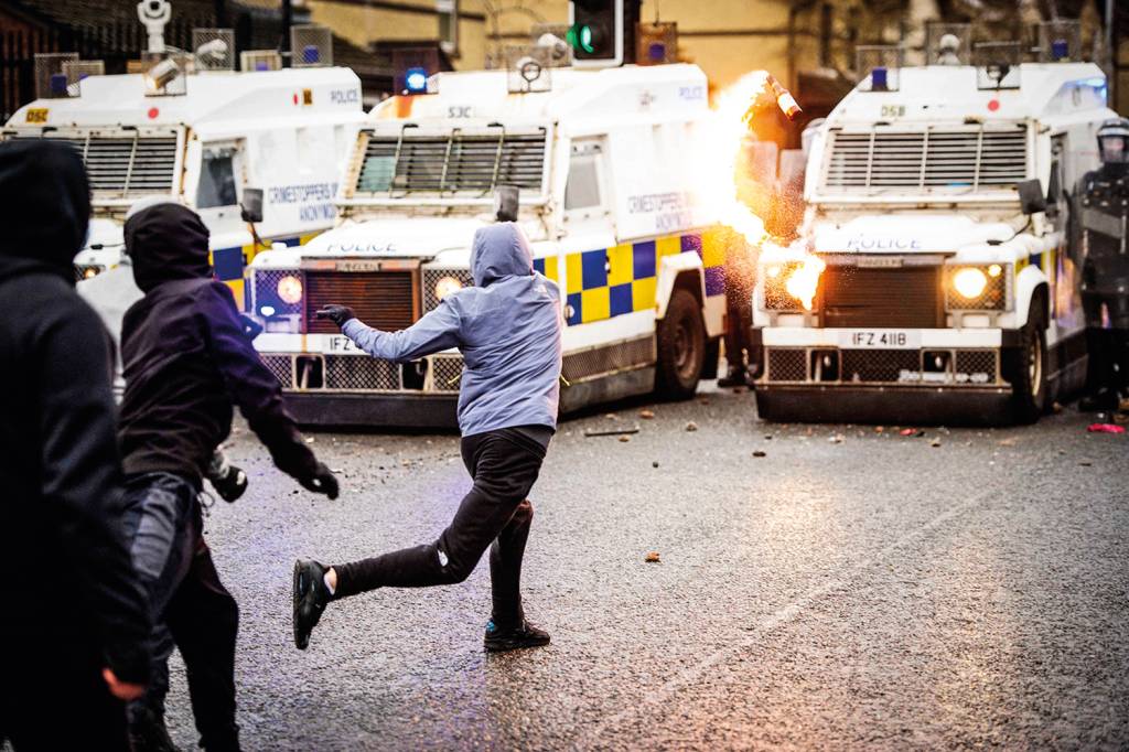 REVOLTA ANUNCIADA - Protesto na Irlanda do Norte: sentimento de exclusão -