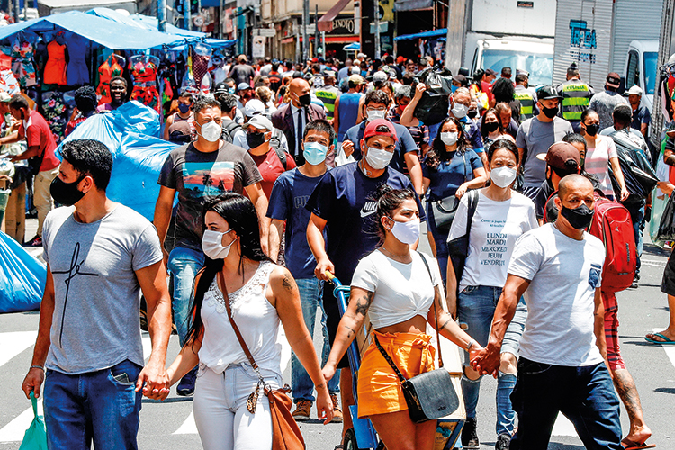 DESIGUALDADE - Máscaras nas ruas: em cidades como São Paulo, os óbitos nos bairros pobres são três vezes maiores -
