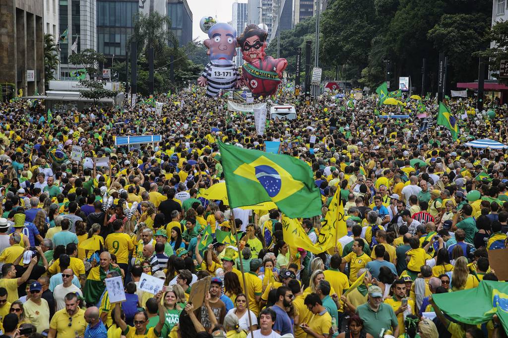 NAS RUAS - Manifestação na Avenida Paulista: pressão popular ajudou a acelerar a queda -