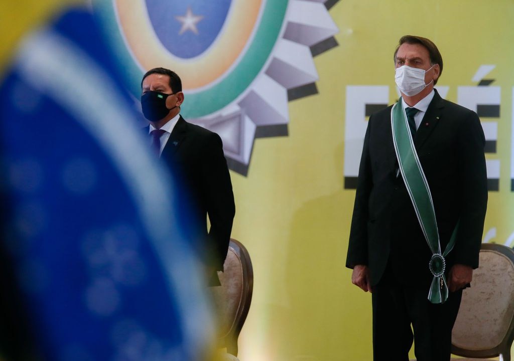 O presidente Jair Bolsonaro, ao lado do vice, Hamiton Mourão, em cerimônia militar
