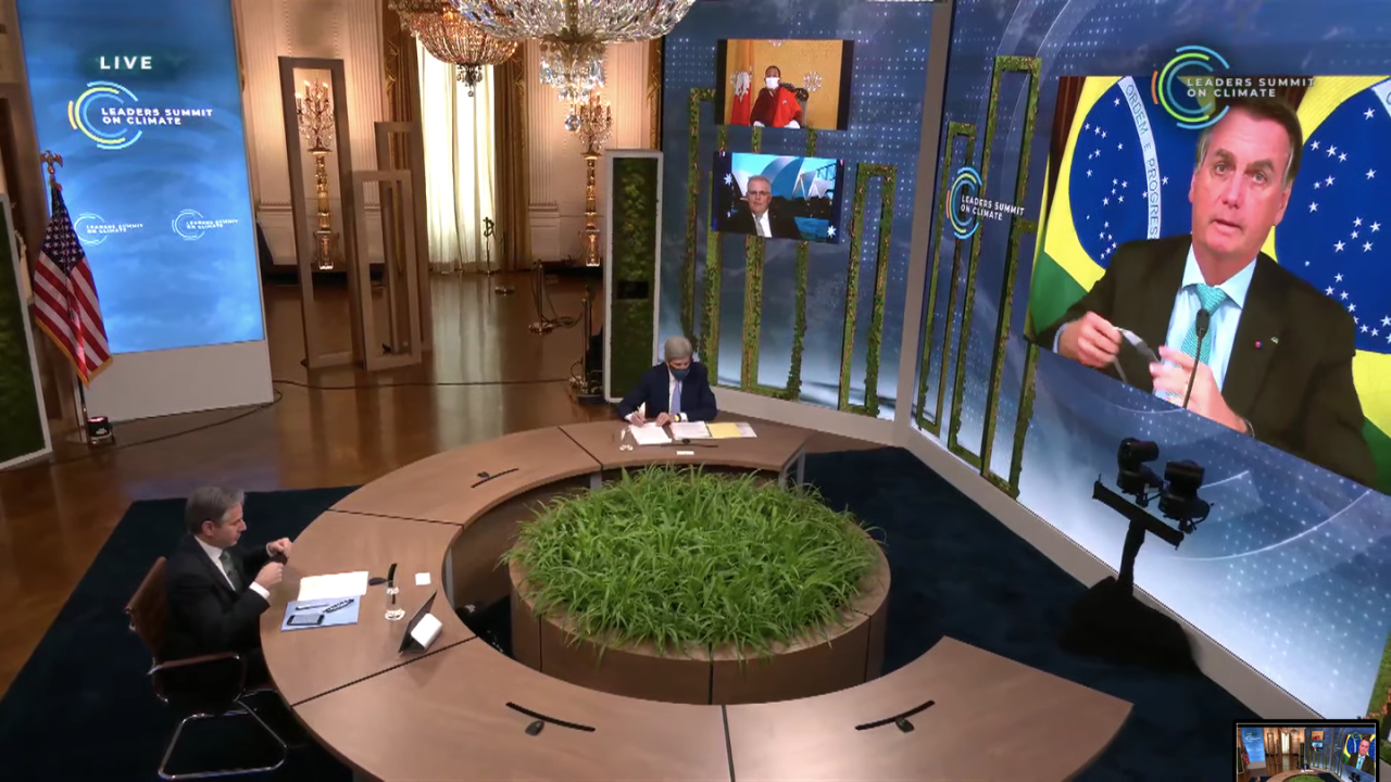 Presidente Jair Bolsonaro é assistido durante discurso por secretário de Estado americano, Antony Blinken, e enviado especial John Kerry. 22/04/2021