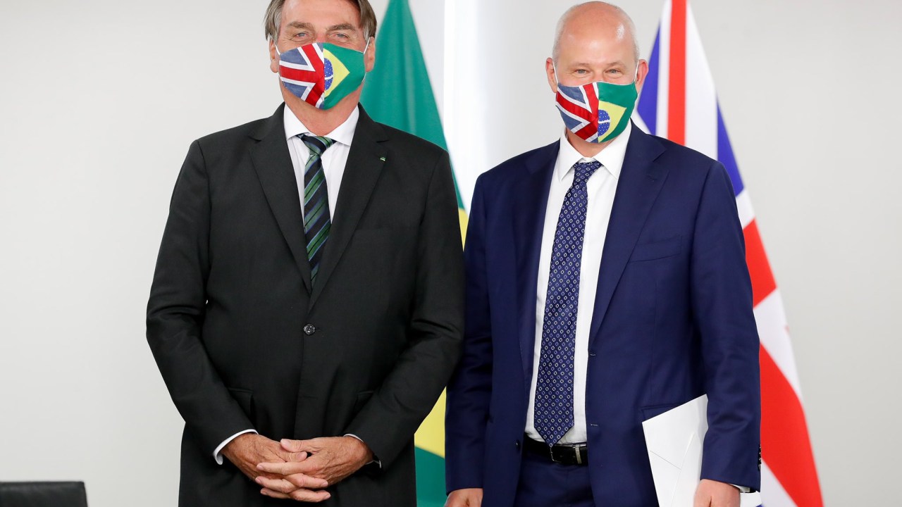 O presidente Jair Bolsonaro e o embaixador do Reino Unido no Brasil, Peter Wilson