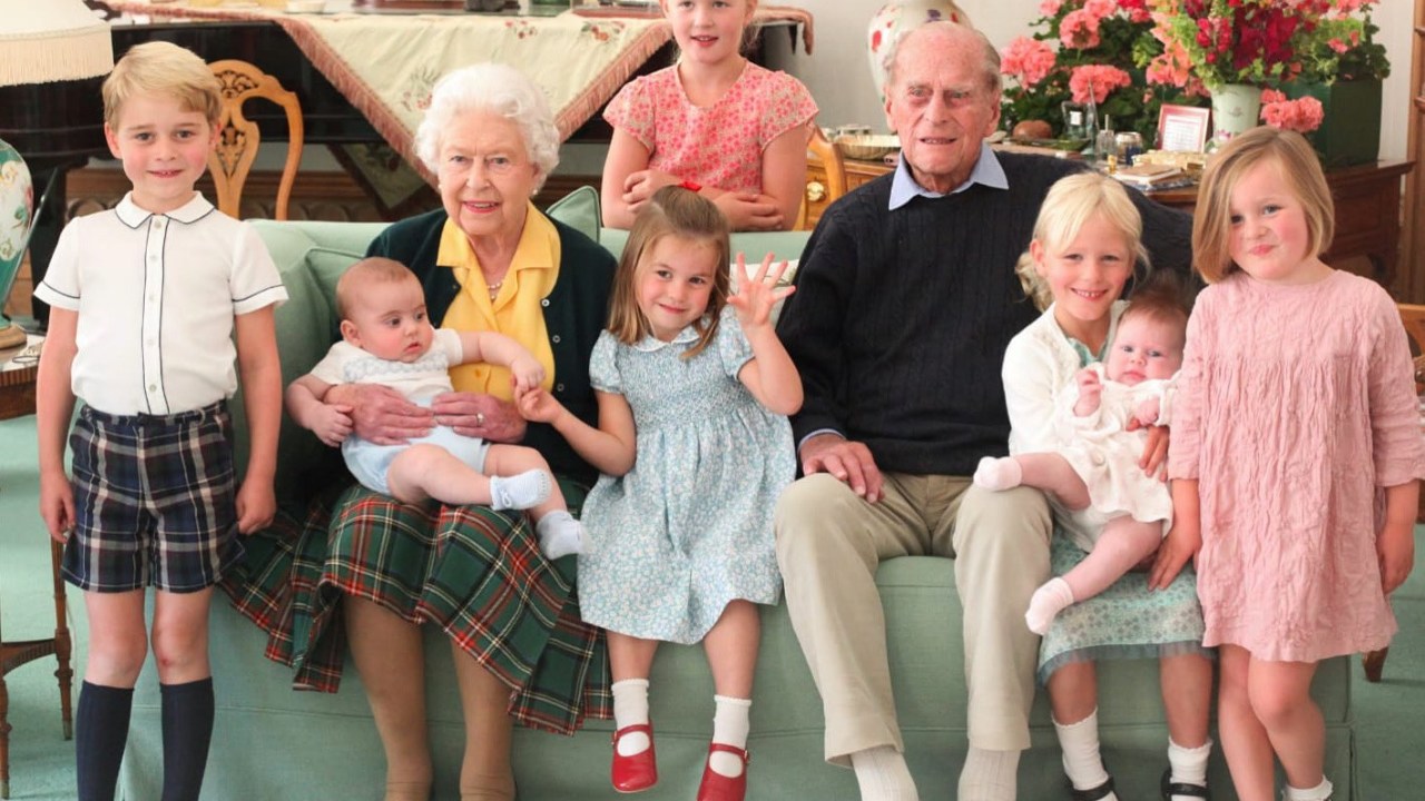 Príncipe Philip e rainha Elizabeth II com seus bisnetos em 2018