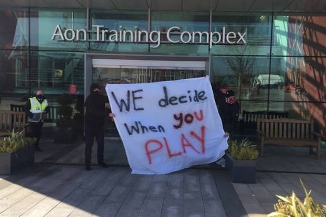 Torcedores do Manchester United protestam no CT do clube -