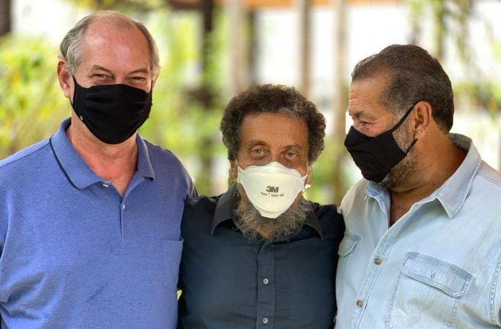 Ciro Gomes, João Santana e Carlos Lupi, presidente do PDT, posam para foto