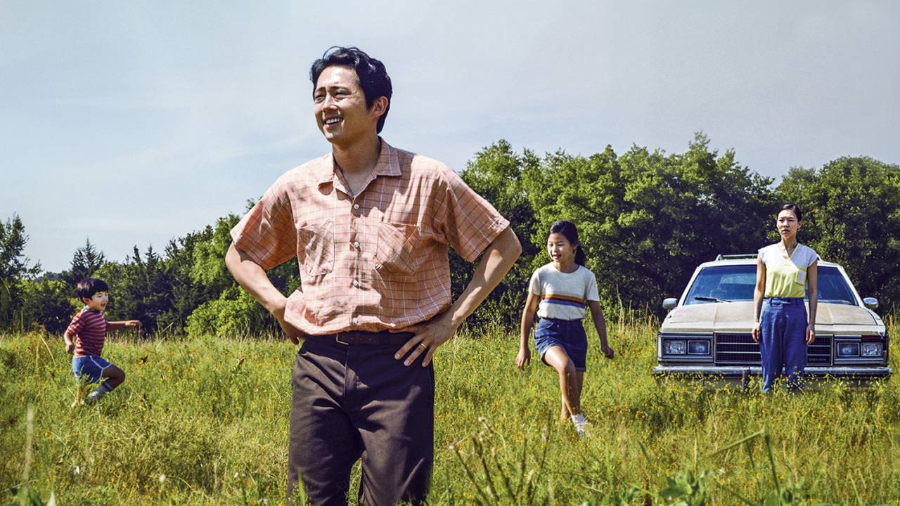 VISÕES OPOSTAS - Jacob (Yeun) e a família: ele vê promessa, a mulher vê ruína -