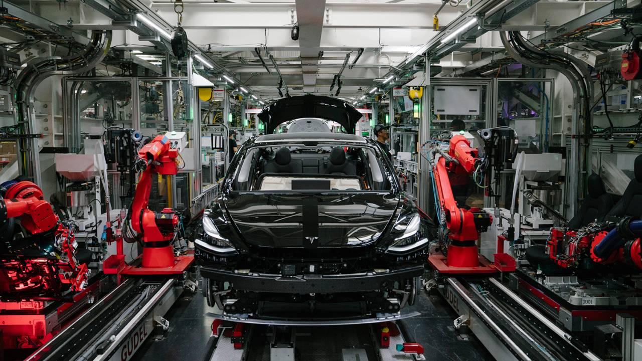 LINHA DE MONTAGEM DE CARROS ELÉTRICOS DA TESLA - valorização dos negócios que reduzem a emissão de carbono -