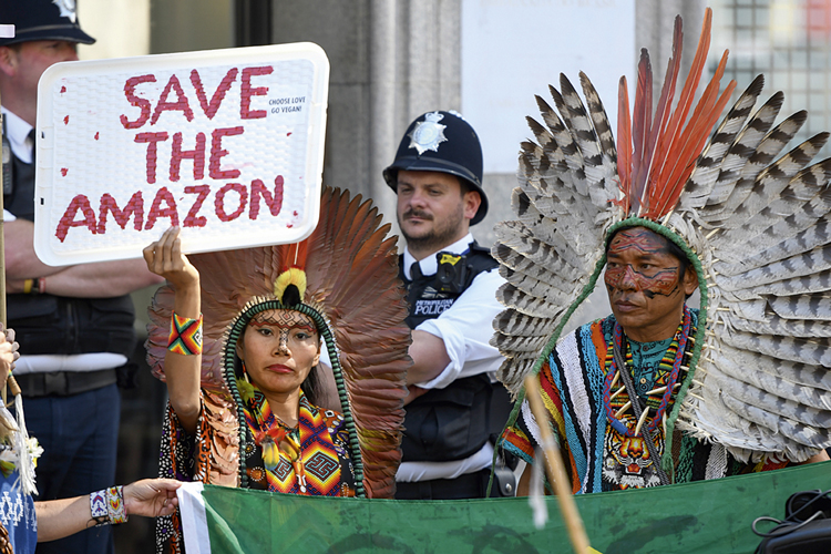 GettyImages-1163450742.jpg QUEIMADOS - Protesto no exterior: a política ambiental brasileira é alvo de críticas -