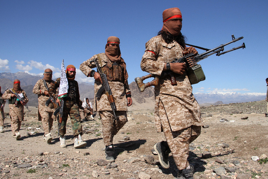 Combatentes do Talibã afegão vistos na região de Alingar. 02/03/2020