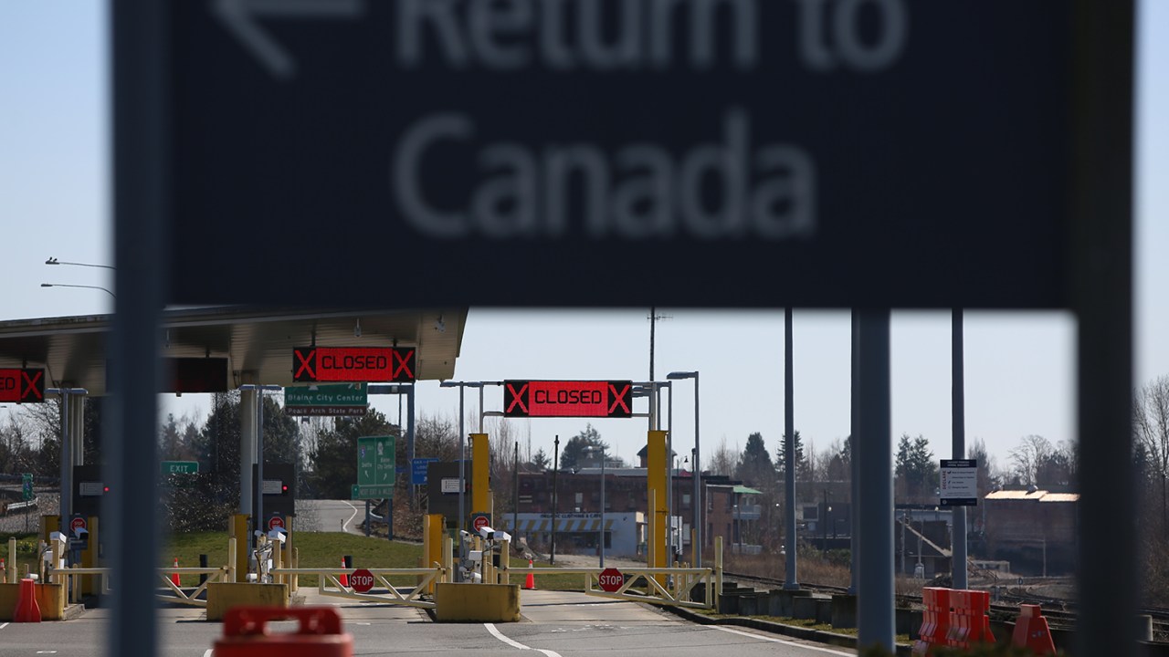 O lado canadense da fronteira é visto entre o Canadá e os Estados Unidos -