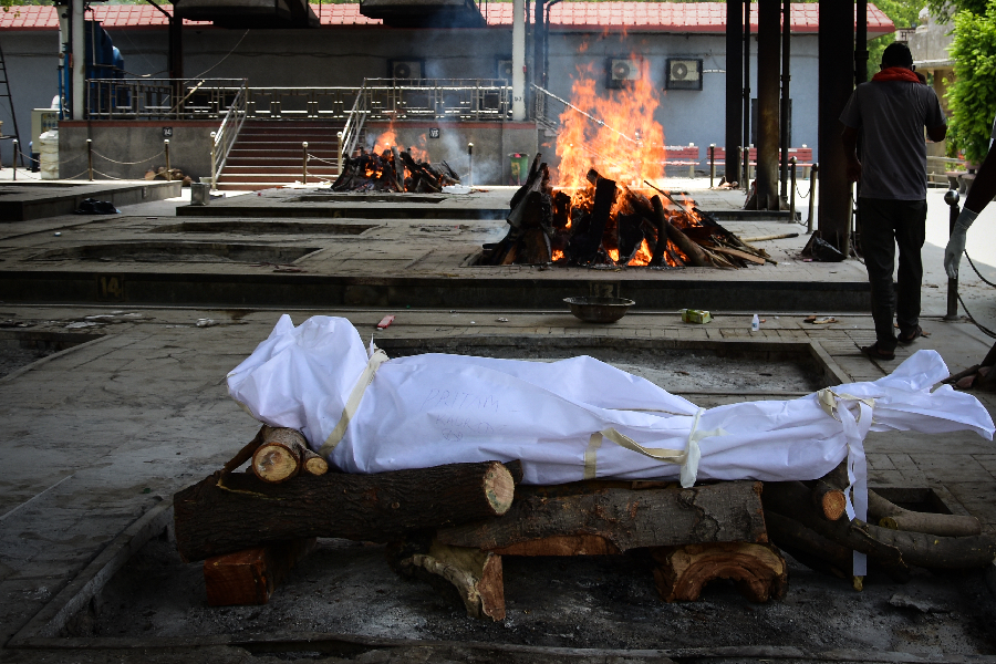 Cremação de corpos de mortos por Covid-19 em Nova Delhi - Índia - 27/06/2020 -