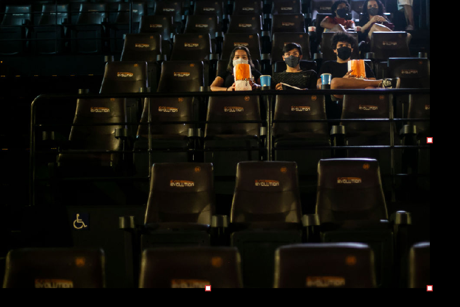 Espectadores em cinema no Rio de Janeiro em outubro de 2020.