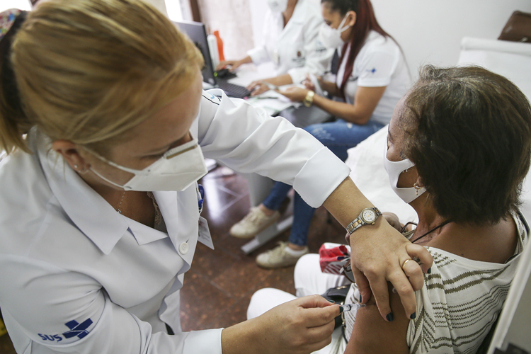 Empresas poderão não comprar vacina onde governo não está comprando