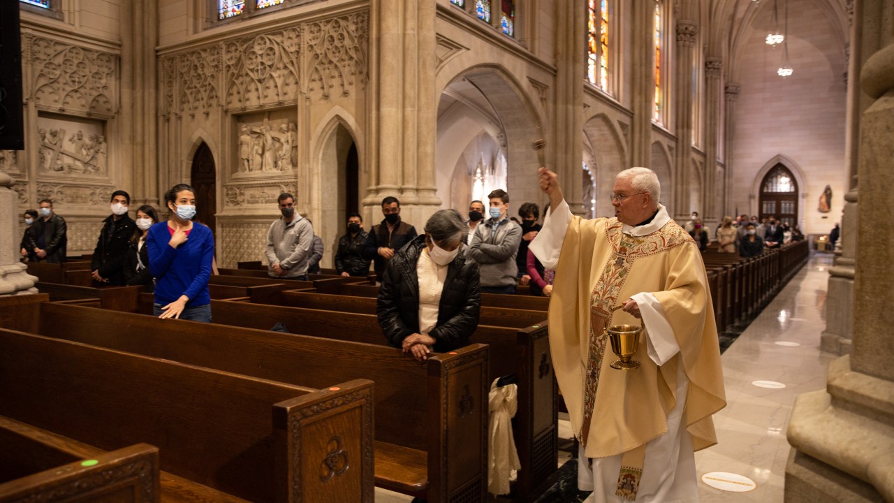 Celebração de Páscoa com público reduzido na Catedral de Saint Patrick's em Nova York - 04/04/2021