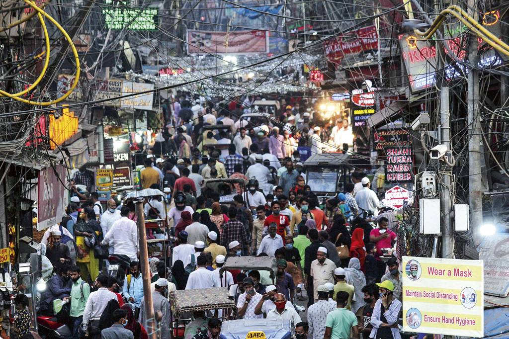 AGLOMERAÇÃO - Mercado lotado: o governo relaxou nas regras de distanciamento -