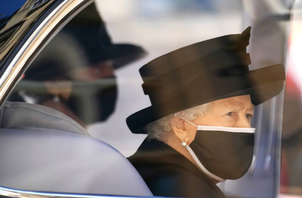 Rainha Elizabeth II participa do funeral do marido, príncipe Philip