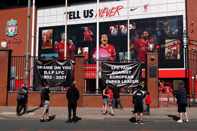 Faixas são colocadas do lado de fora de Anfield, estádio do Liverpool, por torcedores em protesto contra sua decisão de ser incluído entre os clubes que tentam formar uma nova Superliga -