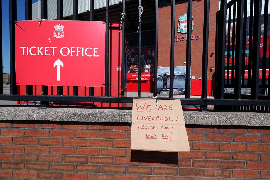 Ontem, torcedores do Liverpool também protestaram contra a decisão do clube ser incluído entre os clubes que tentam formar uma nova Superliga Europeia -