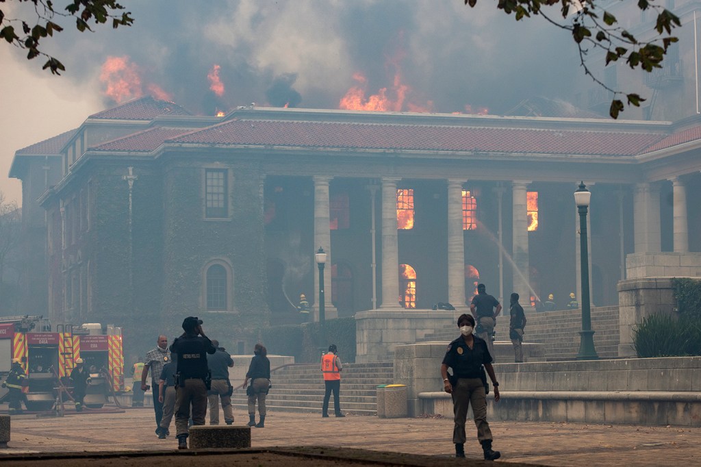 Alojamento de estudantes na Universidade da Cidade do Cabo (UCT) durante incêndio, na Cidade do Cabo, na África do Sul -