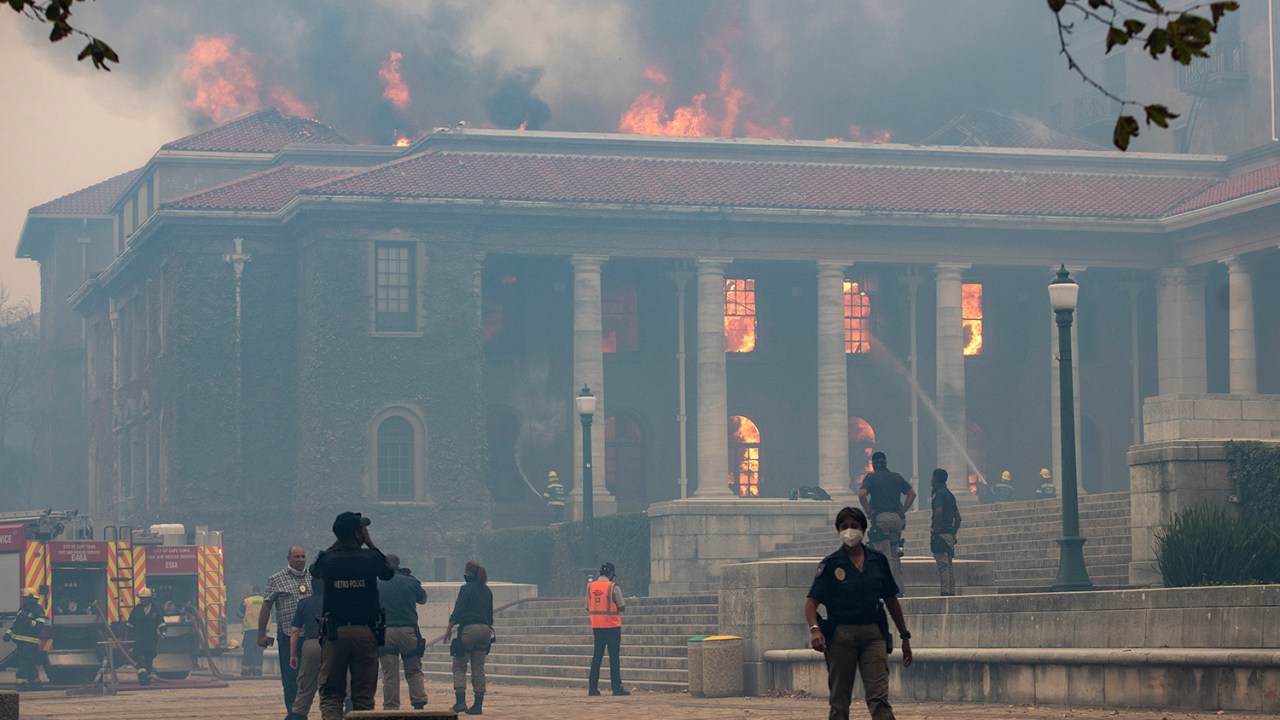 Alojamento de estudantes na Universidade da Cidade do Cabo (UCT) durante incêndio, na Cidade do Cabo, na África do Sul -