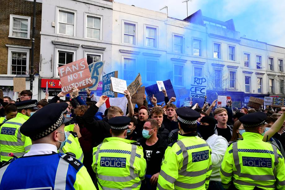 Torcedores do Chelsea protestam contra a Superliga Europeia do lado de fora de Stamford Bridge, em Londres -