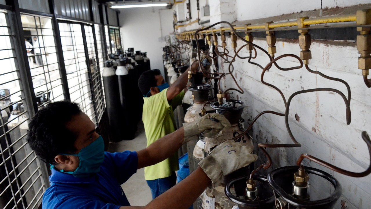 Funcionários instalam cilindros de oxigênio em hospital de Kolkata, na Índia; país enfrenta estado de calamidade e fez apelo porque o estoque está quase no fim -