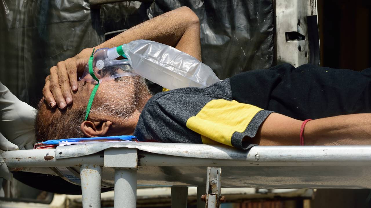 Paciente infectado com Covid-19 aguarda tratamento em hospital de Calcutá, na Índia - 24/4/2021