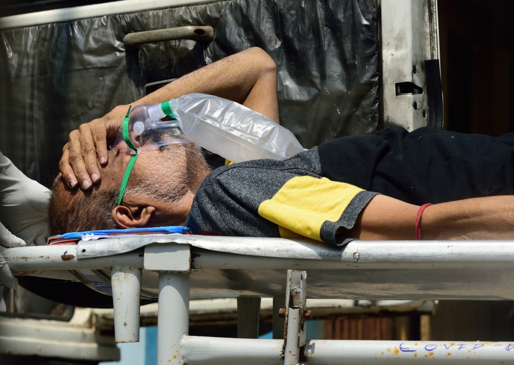 Paciente infectado com Covid-19 aguarda tratamento em hospital de Calcutá, na Índia - 24/4/2021