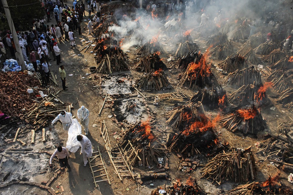 EM MASSA - Crematório em Nova Délhi: o ritual hinduísta espalhou uma nuvem de fumaça sobre a cidade -