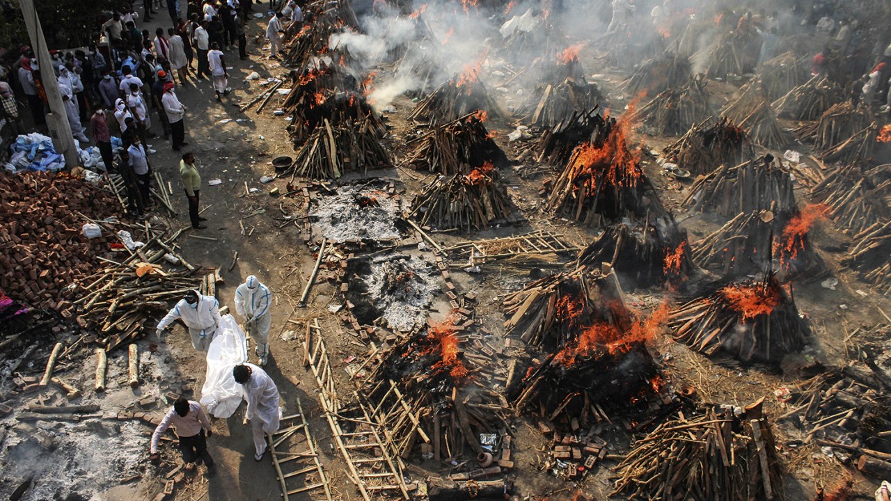EM MASSA - Crematório em Nova Délhi: o ritual hinduísta espalhou uma nuvem de fumaça sobre a cidade -