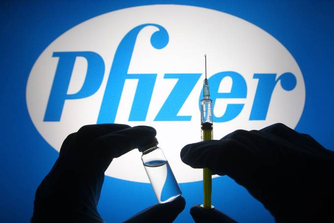 Em depoimento a CPI da Covid, Carlos Murillo diz que a Pfizer fez sete ofertas para fornecimento de vacinas