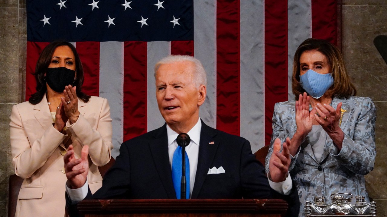 Joe Biden discursou ao Congresso dos Estados Unidos: atrás dele estavam a vice-presidente Kamala Harris e a presidente da Câmara dos Deputados Nancy Pelosi - 28/04/2021