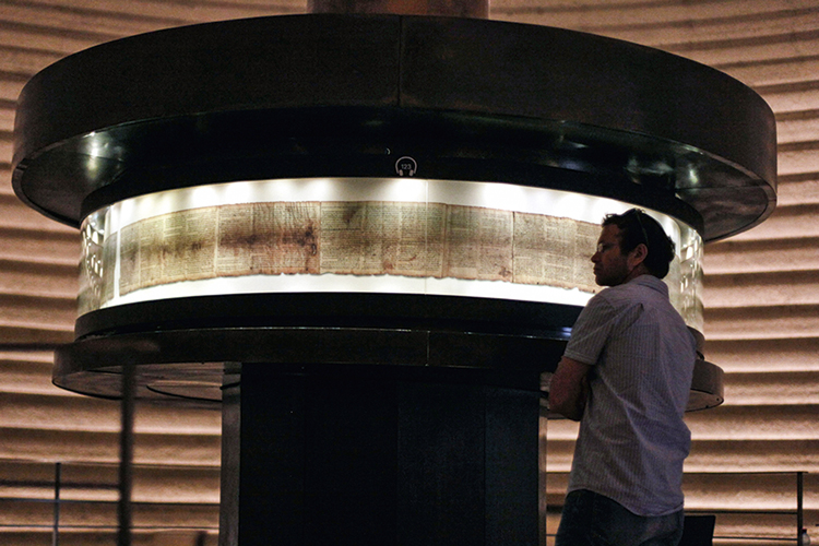 AVENTURA SEM FIM - Reprodução dos manuscritos do Mar Morto no Santuário do Livro, no Museu de Jerusalém