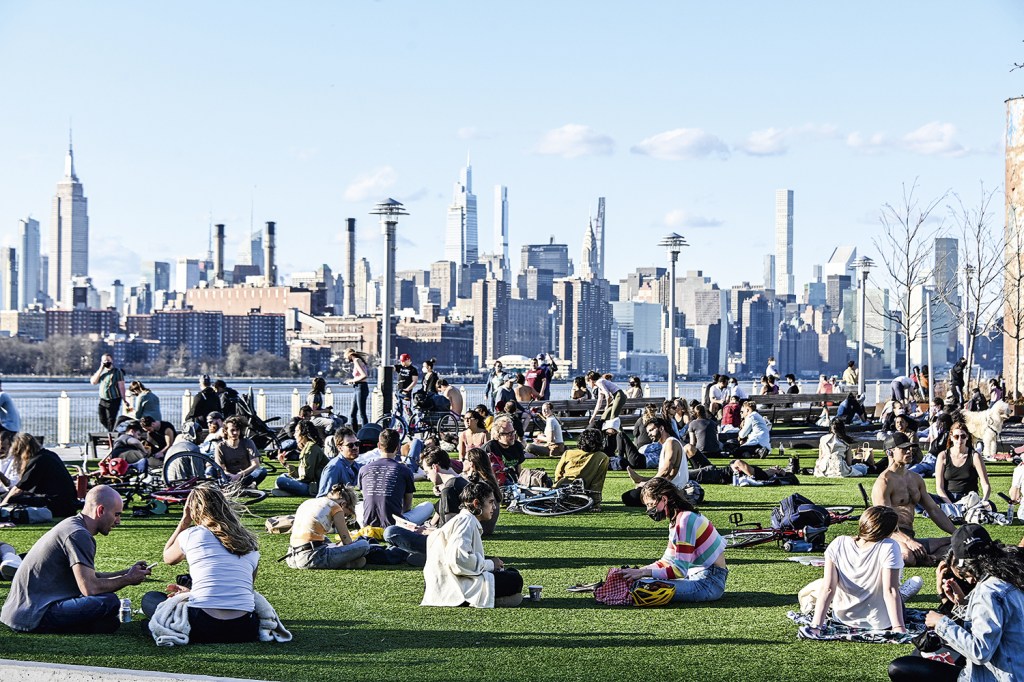 AR LIVRE - Domino Park, em Nova York: com a vacinação acelerada, as pessoas saem e aproveitam o sol da primavera -